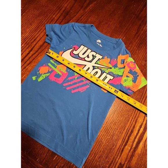 NIKE Just Do It Swoosh Blue Multicolor T-Shirt The Nike Tee Medium 5-6 YRS (A691 - Picture 4 of 8